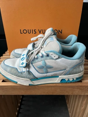 Louis Vuitton trainers  - Tjena, säljer nu dessa riktigt snygga och populära Louis Vuitton trainersen, de är i ganska använt skick som syns på bilderna, har även limmats lite på sulan med starkt lim, lite smutsiga men fortfarande helt användbara, replacment box ingår, Uk 10/ Eu 44, hör av er vid frågor och funderingar🙌🤝 