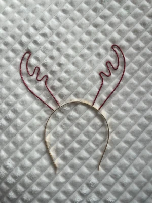 Diadem med röda glittriga renhorn💖 - Säljer ett diadem med tunna, röda glittriga renhorn. Diademet är i metall och hornen är formade i en stilren, lekfull design. Perfekt accessoar för att sticka ut på julens alla tillställningar eller temafester!!❤️🎄