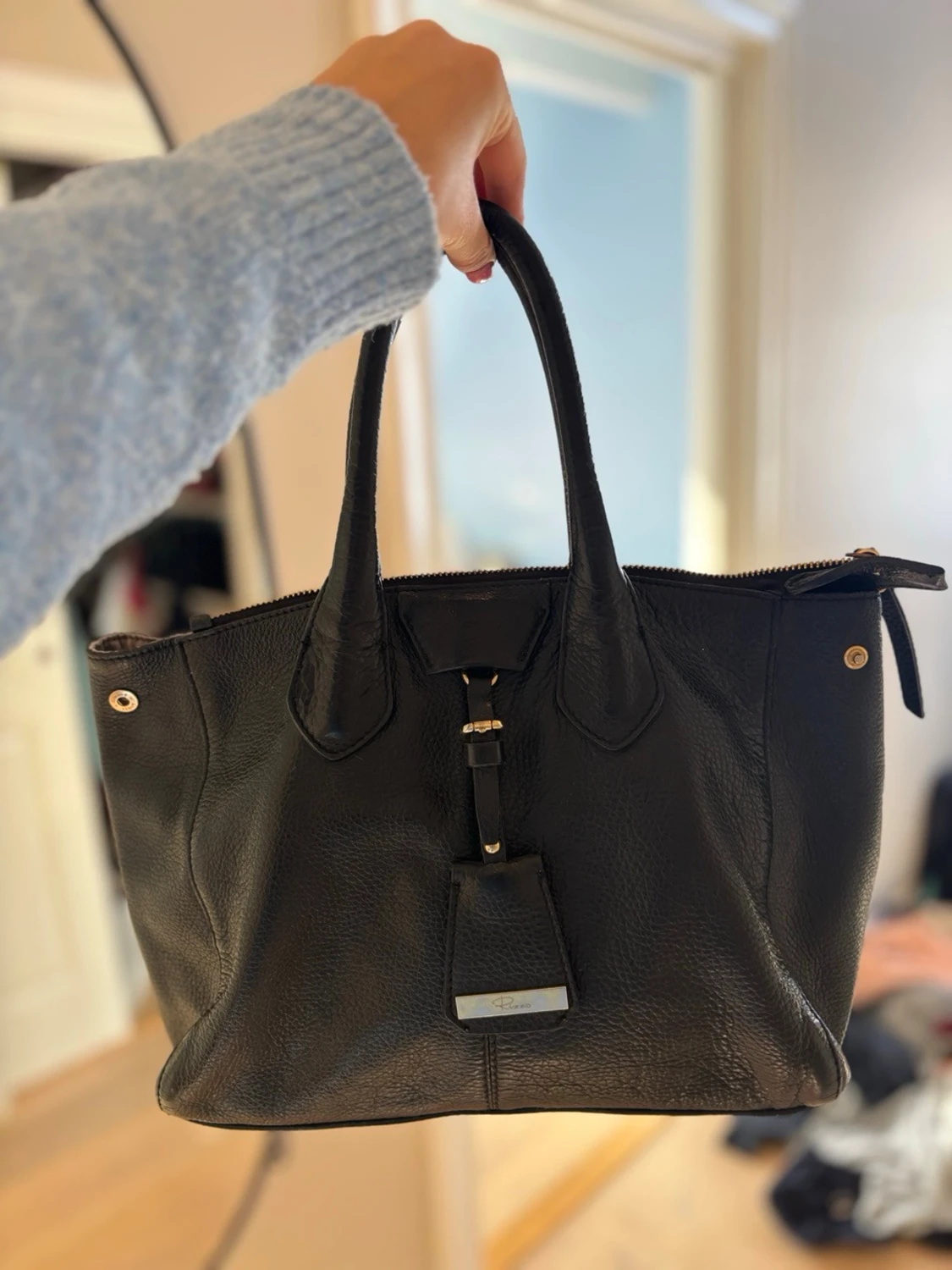 Svart handväska i läder med detaljer - 2