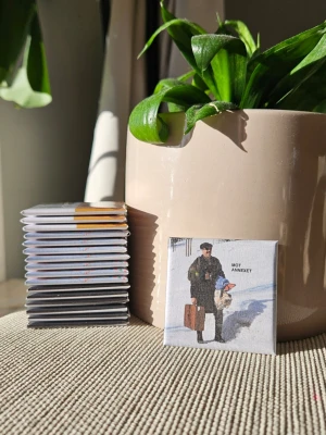 Kylskåpsmagnet med Sällskapsresan tema - Kylskåpsmagnet med Sällskapsresan tema. Available in size 50x50mm. All magnets are designed and handmade by me.  Materials used are a mix of new and second hand. Shopify: magnet-man-2.myshopify.com Insta: magnet.man_  /Magnet man