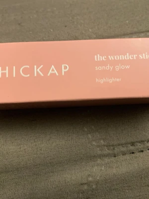 Highlighterstick Sandy Glow från Hickap - Highlighterstick från Hickap i nyansen Sandy Glow. Kommer i en rosa förpackning och är utformad som en smidig stick. Perfekt för att applicera på kindben, nyckelben, ögonlock eller armar för en naturlig glow. Enkel att använda direkt på huden eller med borste.