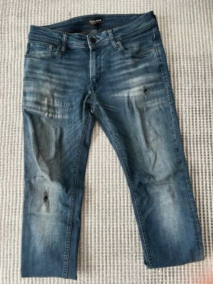 Blå slitna jeans från Jack&jones - Säljer mina Jack&jones jeans då dem blivit för små. Storlek W31 L32, Jeansen är slimfit och passar om man vanligtvis har w29 eller w30.             Fraktar direkt efter köp!📦🚚