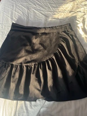 Kjol - Svart kort kjol, fina detaljer 