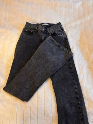  utsvängda jeans från Gina Tricot - Grå/svarta jeans från Gina Tricot i strl 34, bra skick. 