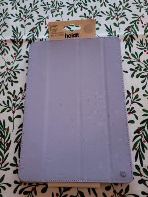 Lila Smart Cover till iPad 10.2" Holdit - Nytt fodral till ipad 10.2" från holdit.  Säljes pga felköp.   #ipad  #holdit