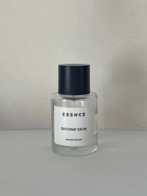 ESSNCE Second Skin Eau de Parfum - ESSNCE med doften Second Skin. 50ml flaska se bilder för mängd kvar. 