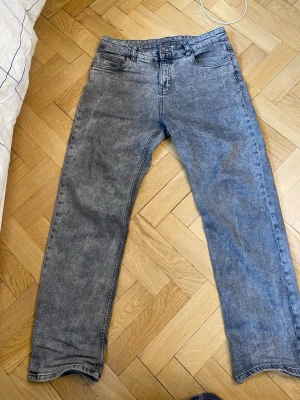 Grå raka jeans från Kappahl och Tommy hilfiger tröja  - Säljer ett par grå jeans från Kappahl och en hoodie från Tommy hilfiger Jeansen har klassisk femficksdesign och är tillverkade i ett mjukt denimtyg. Perfekta för dig som gillar en avslappnad och stilren look.