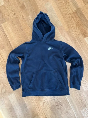 Svart hoodie från Nike - Tjena! säljer denna svarta hoodie från Nike i storlek 170/S. Den är i mycket bra skick, har använts några gånger med inga fel. Skriv om du undrar något så löser vi det!