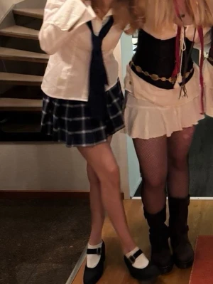 Söt Blåvit rutig kortkjol🩵 - Supersnygg blå och vit rutig kortkjol med klassisk plisserad design. Kjolen har en ungdomlig vibe och passar perfekt till en skoluniformslook eller för att skapa en preppy stil.  Perfekt till vardags eller utklädnad!!🩵