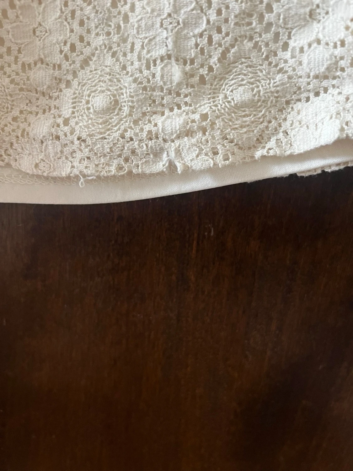 Vit spetsblus med volangdetaljer - 3