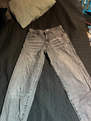 Grå tvättade jeans från woodbird - Säljer ett par grå jeans från woodbird som jag inte använder längre bara att höra av sig vid frågor svarar på allt 