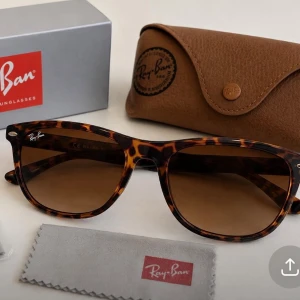 Jag får snart in dom här glasögonen Ray-Ban Wayfarer solglasögon leopard - Snygga Ray-Ban Wayfarer solglasögon med leopardmönstrad båge och bruna glas. Klassisk modell som ger en cool vibe och passar perfekt till sommaren. Kommer med originalfodral och putsduk. Jag får in glasögonen satt så skriv om ni vill ha 