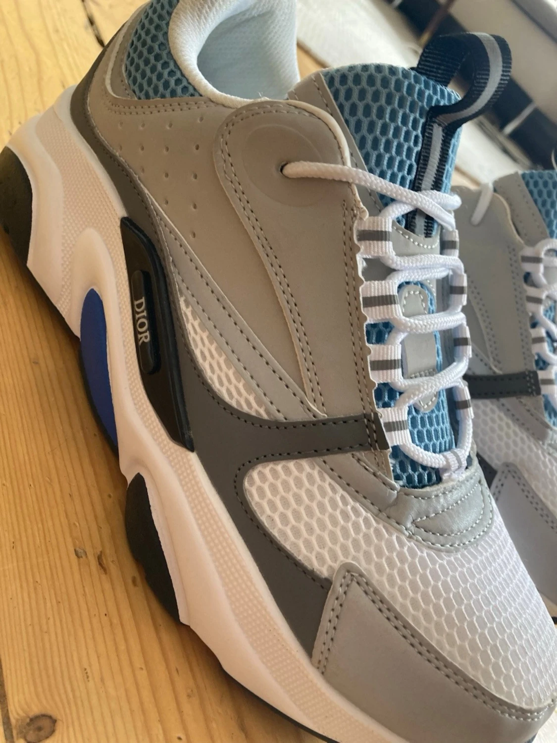Vita och grå sneakers med blå mesh - 2