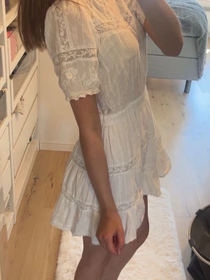 Vit Zara klänning med spetsdetaljer - Superfin vit kort klänning med volang och spetsdetaljer. Typ helt ny och perfekt nu till skolavslutning/student 💞