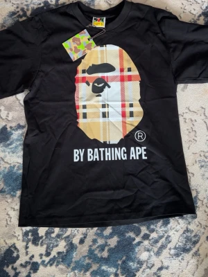 Bape tröja  - Bape T-shirt aldrig använd.