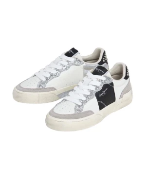 Helt nya Pepe Jeans Milan Court sneakers - Pepe Jeans Milan Court sneakers säljes 🤍✨ Helt oanvända, endast testade. Superfina detaljer med silverglitter och nitar baktill. Nypris: 1075 kr. Storlek 39! Säljs då de tyvärr inte kommer till användning och jag inte har kvittot kvar.  Kartong medföljer. Kan skicka eller mötas upp i Sthlm. 