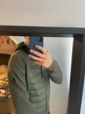 Olivgrön pufferjacka från peak performance  - Säljer en olivgrön pufferjacka från peak performance. Använd fåtal gånger( som i nytt skick) Är i S men passar XS lika bra, modellen säljs ej längre. priset går alltid att diskutera. skriv för frågor eller fler bilder. 