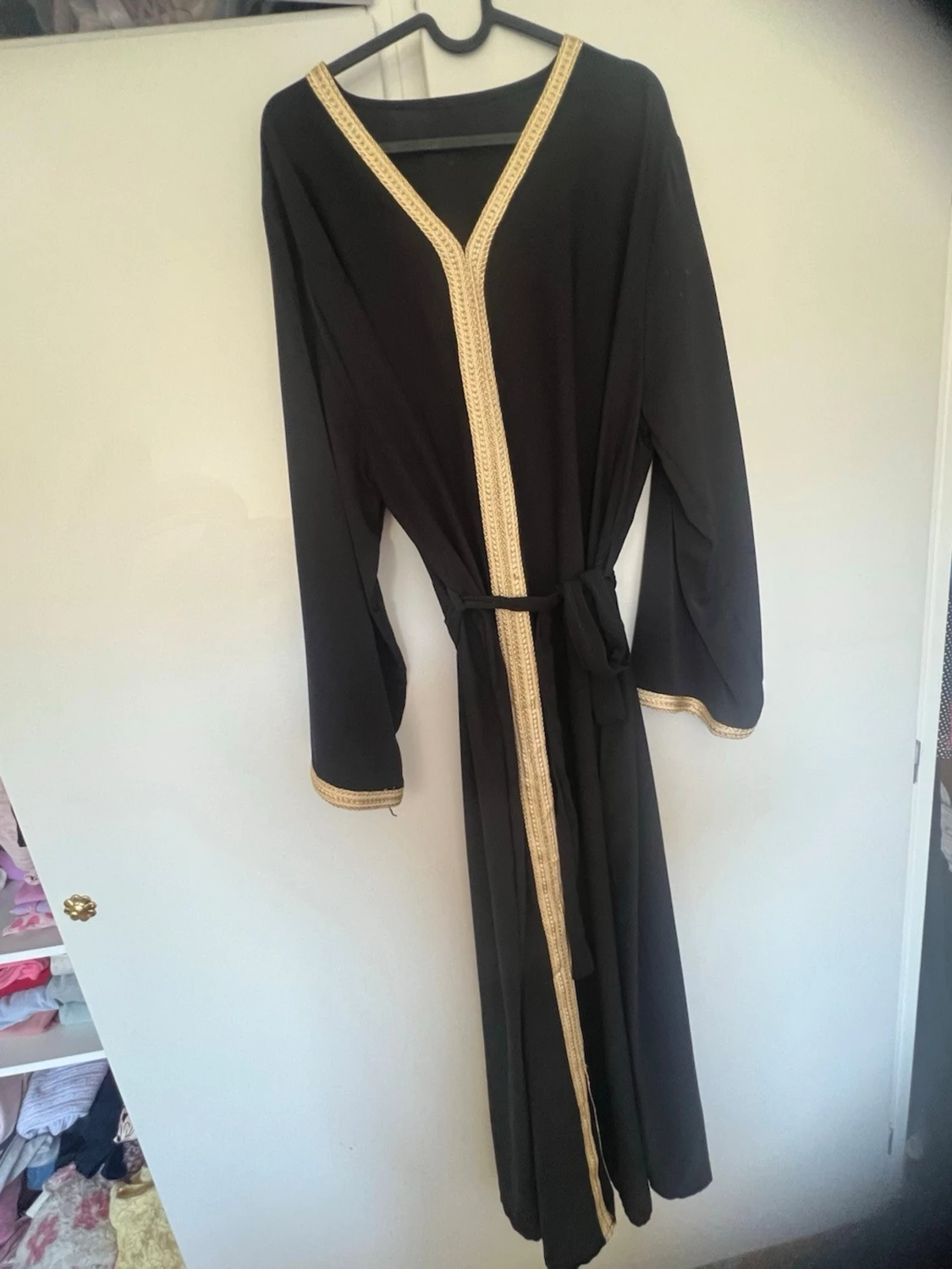 Svart abaya  med gulddetaljer - 1