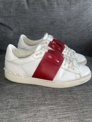 Valentino - Snygga Valentino Garavani Open sneakers I storlek 40. De är I bra skick, endast skor medföljer. Hör av dig vid frågor😊