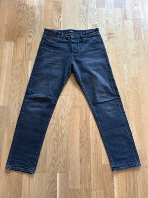 Jeans Loose Fit J&D - Knappt använda svarta jeans från Jack & Jones, modell Chris Loose fit. Storlek W32 L32