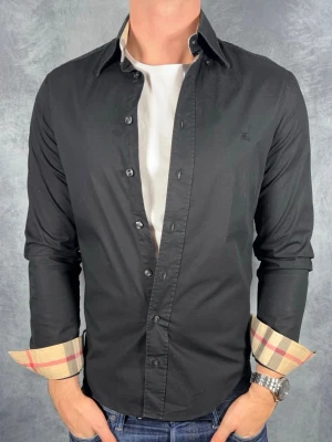 Burberry skjorta - Storlek: S || Skick: Mycket bra|| Nypris: Ca 5000kr || Följ för liknande produkter 🌊🍾
