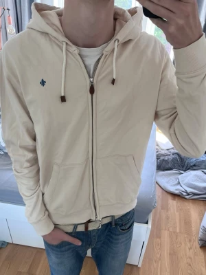 Morris hoodie - Snygg Morris hoodie i en krämvit färg | Storlek M | Mycket bra skick✅|