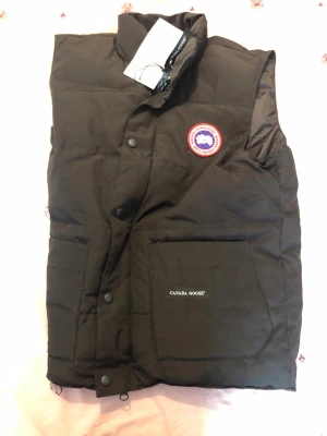 Svart dunväst från Canada Goose - Cannada goose väst som är storlek M men passar också L säljer för att jag beställde 1 fick 2