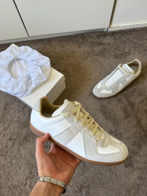 Mason margiela GATS - Hej ! Säljer nu dessa Mason margiela GATS. Riktigt clean och passar till nästan allt. Perfekt för fester, utekvällar och som vardagliga skor. Storlek 44. Helt nya endast testade. Pris kan diskuteras vid snabbaffär. Vid frågor eller funderingar tveka inte på att höra av dig mvh 47 😁