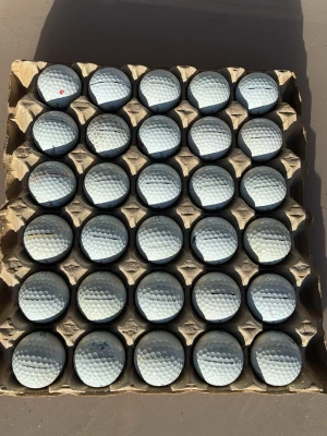 Titleist Pro v1/v1x C-klass. 30-pack - Titleist pro v1/v1x. C-Klass. 30-pack. Nån boll kan vara B klass men ingen garanti! Fortfarande fullt speldugliga bollar bara det att dem kan ha lite ”större” märken eller tusch streck mm…. Billigare går knappt att hitta för den här volymen!