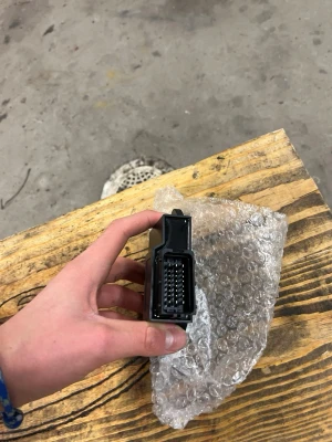 Ostrypt ECU till euro 5 am6 - Ostrypt ECU som tar bort alla elektriska strypningar. Detta är bättre än att dra kabeln eftersom det inte syns och den reglerar fler saker än bara strypning. Ser exakt ut som original ECU.