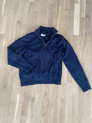 Grunt half zip  - Hej, säljer en väldigt fin half zip från Grunt! Den är i väldigt fint skick och är använd ett fåtal gånger. Tröjan har storlek M i barn storlek så den är ungefär xs. Priset är inte hugget i sten och de bara att höra av sig vid funderingar🤩🙌