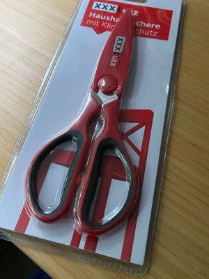 Röda hushållssaxar från XXX Lutz - Säljer ett par röda hushållssaxar från XXX Lutz. Saxarna har ergonomiska handtag med svart och grå insida för extra grepp. Perfekta för köket eller pyssel. Levereras i originalförpackning.