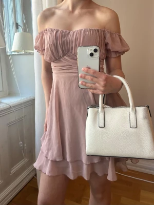 Pink mini dress✨ - Offshoulder klänning som är perfekt för festligheter och fina sommardagar✨Ett statement-peice som är lätt att styla med accessoarer. Ger en söt, put-together och romantisk vibe.