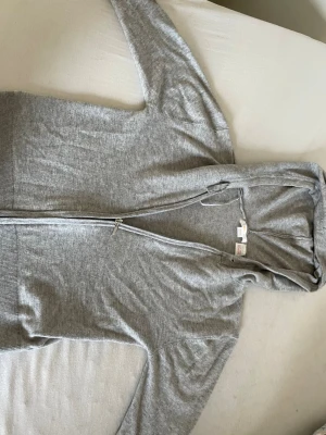 Kofta - Kofta ifrån Gina tricot i storlek 158/164 bandet på det högra sidan är trasig men annars i bra skick