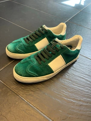 Valentino flycrew grön - Säljer dessa gröna valentino flycrews i storlek 41. Extremt fint skick. Saknar endast 1 nit på innersidan av ena skon så inget som syns när man har på sig dom. Skriv vid minsta fundering!
