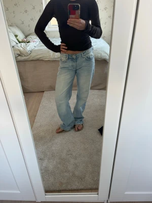 Ljusblåa raka jeans weekday arrow - Säljer ett par ljusblå jeans med rak passform och låg midja. Jeansen har klassisk femficksdesign och är tillverkade i denim.  Har däremot slitningar vid hälen då jag är 158 och jeansen innerbenet är 77 cm, typ 3 cm slitet 