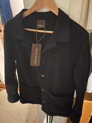 Oscar Jacobsson overshirt! - Säljer denna ritkigt snygga overshirt me prislappen kvar! Nypris 2999. Storlek S
