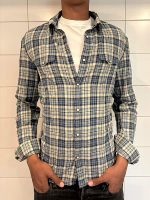 Flanell skjorta  - Hallå! Säljer denna otroligt stiliga flanell skjorta perfekt nu till sommaren! Modellen är ca 189 cm lång, skriv gärna vid intresse eller funderingar! 