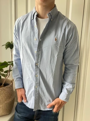 Ralph lauren skjorta  - Ralph lauren skjorta - stor på modellen. Inga defekter! Modellen i bilderna är 180 cm 75 kg och bär Storlek M custom fit , Kom med frågor! 🌟 (Kan gå ned i pris vid köp av paket 😉) 