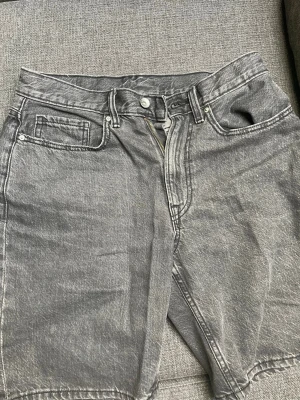 Grå loose fit jeansshorts från Vaillent - Säljer ett par grå loose fit jeans från Vaillent. Jeansen har klassisk femficksdesign, raka ben och synliga sömmar. Perfekta för en avslappnad och trendig stil. Materialet är denim i bomull.
