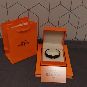 Svart H armband  - Säljer ett riktigt snyggt svart H armband || påse och box medföljer 