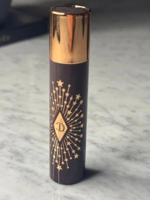 Charlotte Tilbury Hyaluronic Happikiss – Pillow Talk - Charlotte Tilbury Happikiss i nyansen Pillow Talk 💕 Ny och oanvänd. Återfuktande lip balm/läppstift med glossy finish. Nypris ca 449 kr. 