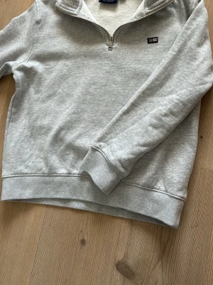 Lexington halfzip grå - Säljer en väldigt skön grå halfzip från Lexington i mycket bra skick. Storleken är 158/164. Det passar perfekt för vardagen och har inga fläckar eller defekter. 