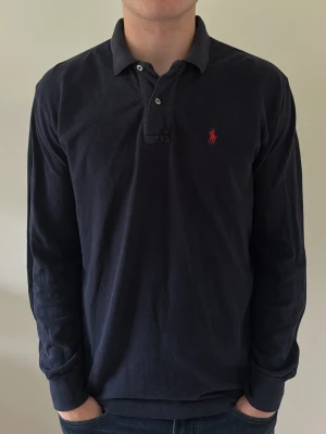 Ralph Lauren långärmad piké - - Condition: 8/10 - Color: Navy Blue - Size: S