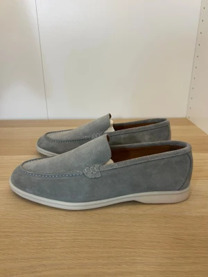 Hammerstein Loafers | 43 - Handgjorda loafers från tyska märket Hammerstein i mocka | Size: 43 | Innersula: 28,5 cm | Skick: 10/10 (nya med box) | Ordinarie nypris ca 3500 :- | Tveka inte att kontakta mig vid frågor😁!