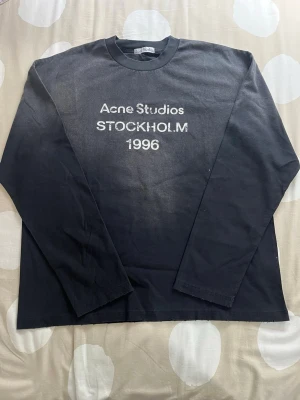 Svart långärmad  Acne Studios S - Acne Studios Stockholm 1996 🖤   Svart long sleeve i riktigt clean fit.   Storlek S.   Bra skick och sitter snyggt oversized.    Pris: 899 kr   DM vid intresse ✨  
