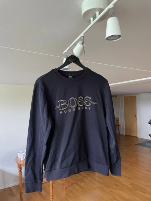 Svart sweatshirt från Hugo Boss - Hugo Boss sweatshirt – mörkblå 💙 Snygg och stilren sweatshirt från Hugo Boss i mörkblå färg med klassisk BOSS-logga framtill. Perfekt till både vardag och en mer uppklädd casual look. Bekväm passform och mjukt material.  📏 Storlek: M - slim fit  🎨 Färg: Mörkblå ✨ Skick:fint skick / sparsamt använd 👕 Modell: Crewneck sweatshirt 🚭 Djur- och rökfritt hem Herr!!!  Stl M  Lägg gärna bud!!! 💕  Passar perfekt till jeans, chinos eller mjukis för en clean och trendig outfit.  #hugoboss #boss #sweatshirt 