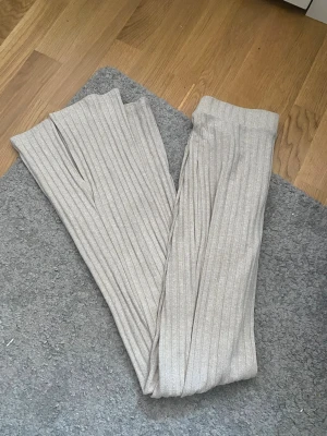 Beige ribbade leggings med slits - Snygga beige leggings med ribbat tyg och slitsar nertill på benen från gina