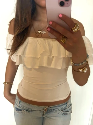 Vit offshoulder volangtopp  - Såå söt vit offshoulder volangtopp! Jag är 168 och det är mina bilder, köp via köp nu direkt eller Swish, kvar tills markerad som såld 💖 