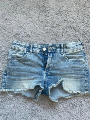 jeans shorts - säljer dessa jeans shorts ifrån hm❣️det är storlek 152 men passar större storlekar också då de är stretchiga❣️❣️